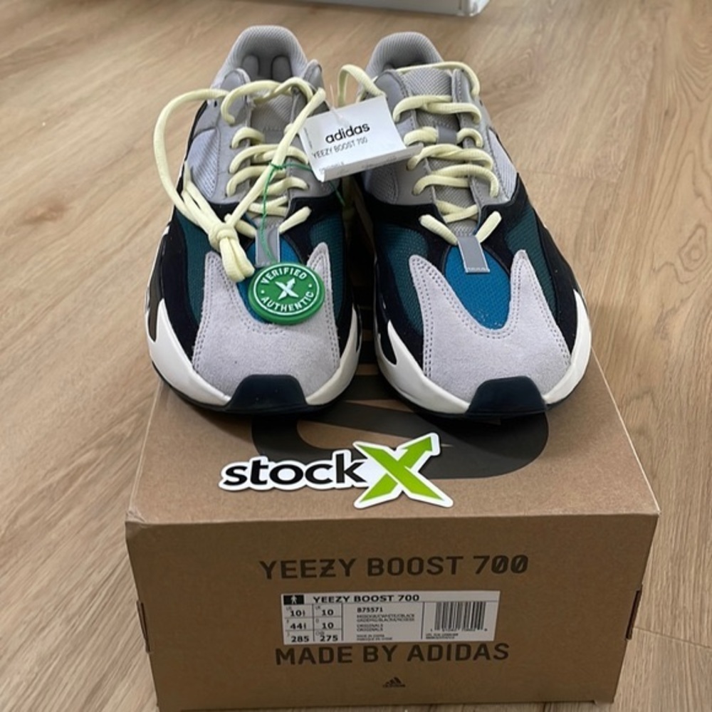 Mens Adidas Yeezy Boost 700. Never worn - Size 10.5.
